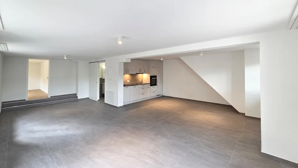 Charmante Wohnung mit Sitzplatz – Erstvermietung nach Totalsanierung – Foto 2 von 12