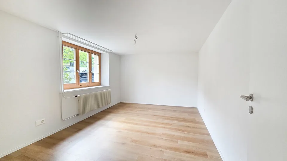 Charmante Wohnung mit Sitzplatz – Erstvermietung nach Totalsanierung – Foto 5 von 12