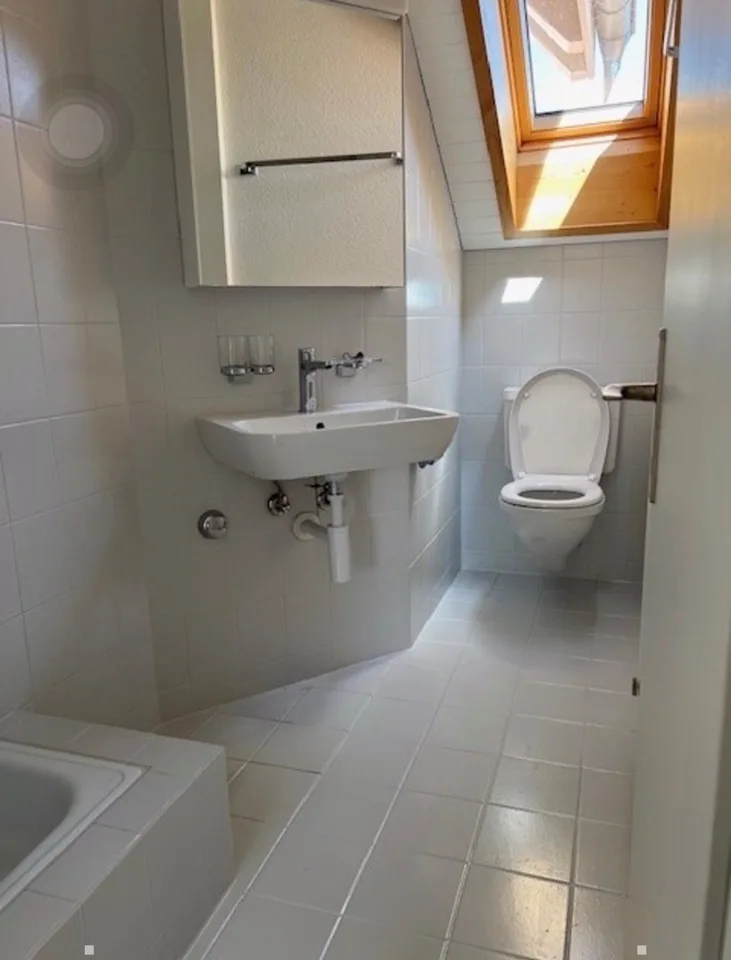 Charmant appartement 3 pièces avec rénovation moderne à Biel – photo 6 sur 10