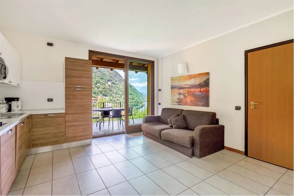 Immobilie mit überdachter Terrasse und Seeblick – Foto 4 von 13