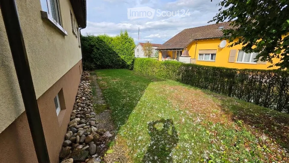 Frisch saniertes 6.5-Zimmer-Doppelhaus an ruhiger Lage – Foto 2 von 5