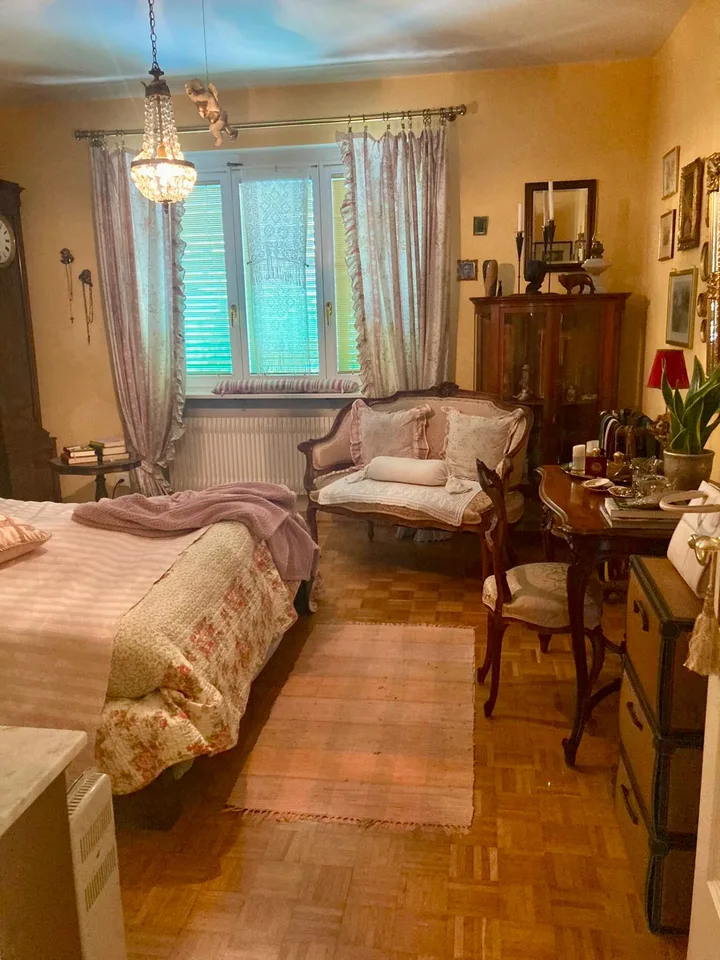 Charmant appartement 3.5 pièces en vieille ville avec deux balcons (sud et nord), un potentiel de développement généreux et une boite de garage privée avec avant-cour – dans un emplacement central et calme à 3900 Brig – photo 7 sur 10