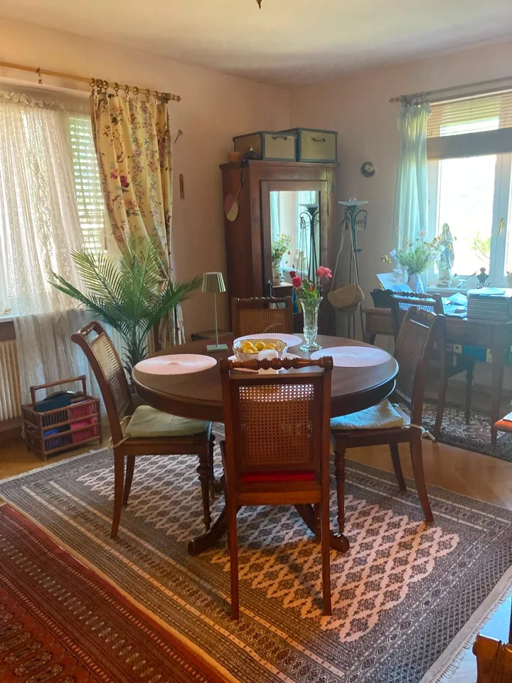 Charmant appartement 3.5 pièces en vieille ville avec deux balcons (sud et nord), un potentiel de développement généreux et une boite de garage privée avec avant-cour – dans un emplacement central et calme à 3900 Brig – photo 6 sur 10