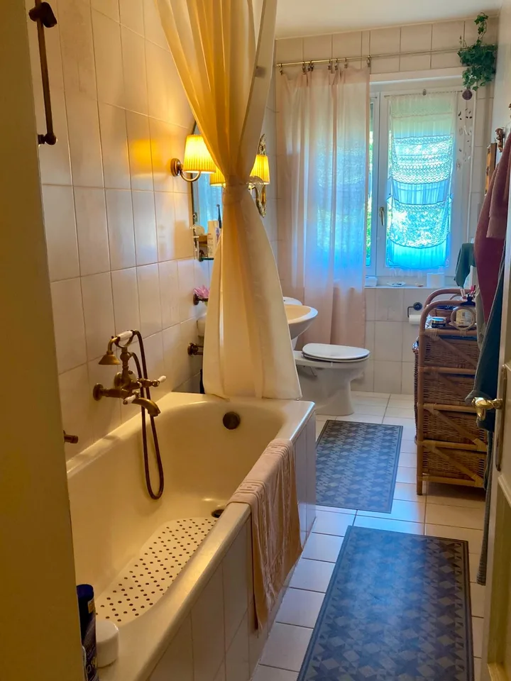 Charmant appartement 3.5 pièces en vieille ville avec deux balcons (sud et nord), un potentiel de développement généreux et une boite de garage privée avec avant-cour – dans un emplacement central et calme à 3900 Brig – photo 10 sur 10