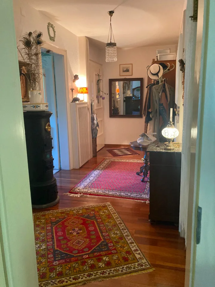 Charmant appartement 3.5 pièces en vieille ville avec deux balcons (sud et nord), un potentiel de développement généreux et une boite de garage privée avec avant-cour – dans un emplacement central et calme à 3900 Brig – photo 4 sur 10