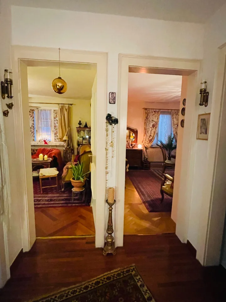 Charmant appartement 3.5 pièces en vieille ville avec deux balcons (sud et nord), un potentiel de développement généreux et une boite de garage privée avec avant-cour – dans un emplacement central et calme à 3900 Brig – photo 3 sur 10
