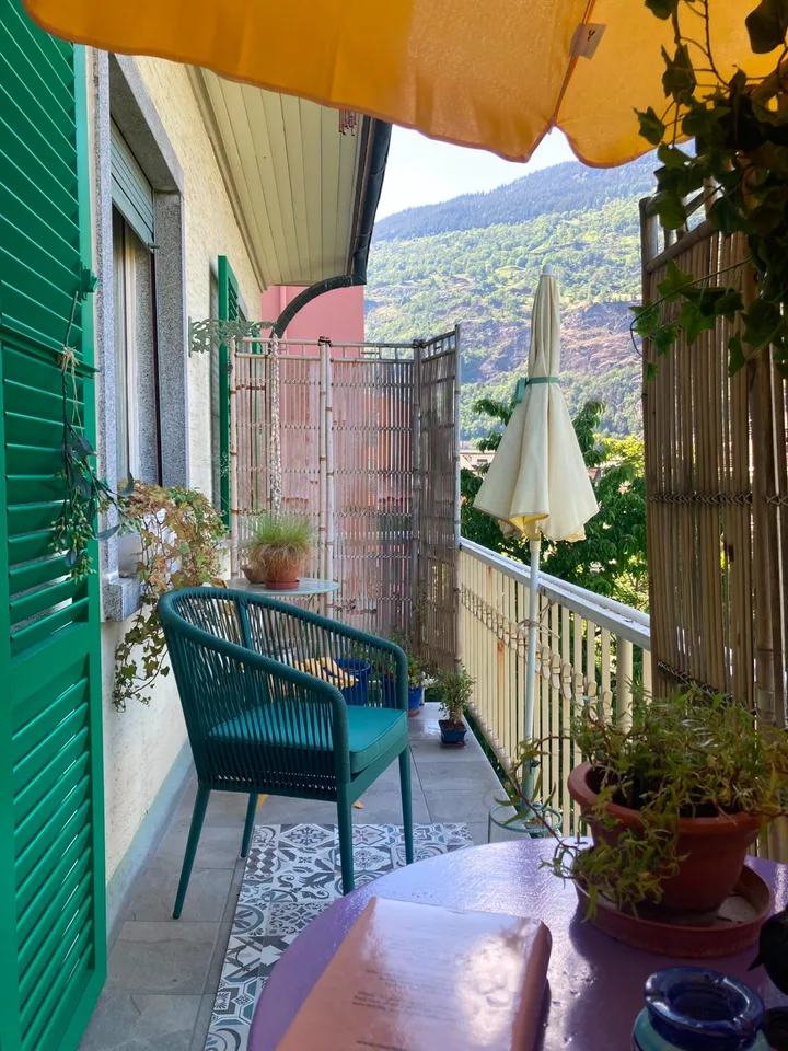 Charmant appartement 3.5 pièces en vieille ville avec deux balcons (sud et nord), un potentiel de développement généreux et une boite de garage privée avec avant-cour – dans un emplacement central et calme à 3900 Brig – photo 8 sur 10