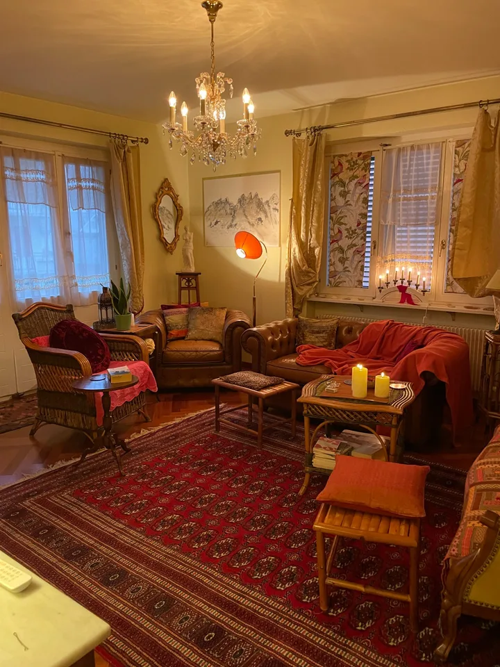 Charmant appartement 3.5 pièces en vieille ville avec deux balcons (sud et nord), un potentiel de développement généreux et une boite de garage privée avec avant-cour – dans un emplacement central et calme à 3900 Brig – photo 5 sur 10
