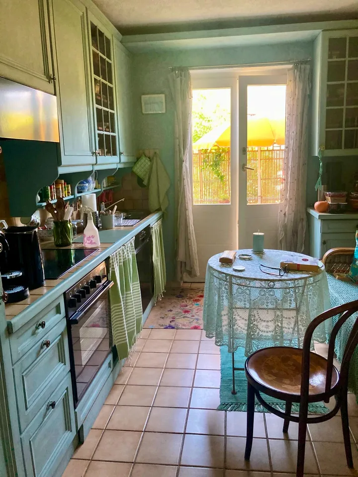 Charmant appartement 3.5 pièces en vieille ville avec deux balcons (sud et nord), un potentiel de développement généreux et une boite de garage privée avec avant-cour – dans un emplacement central et calme à 3900 Brig – photo 2 sur 10