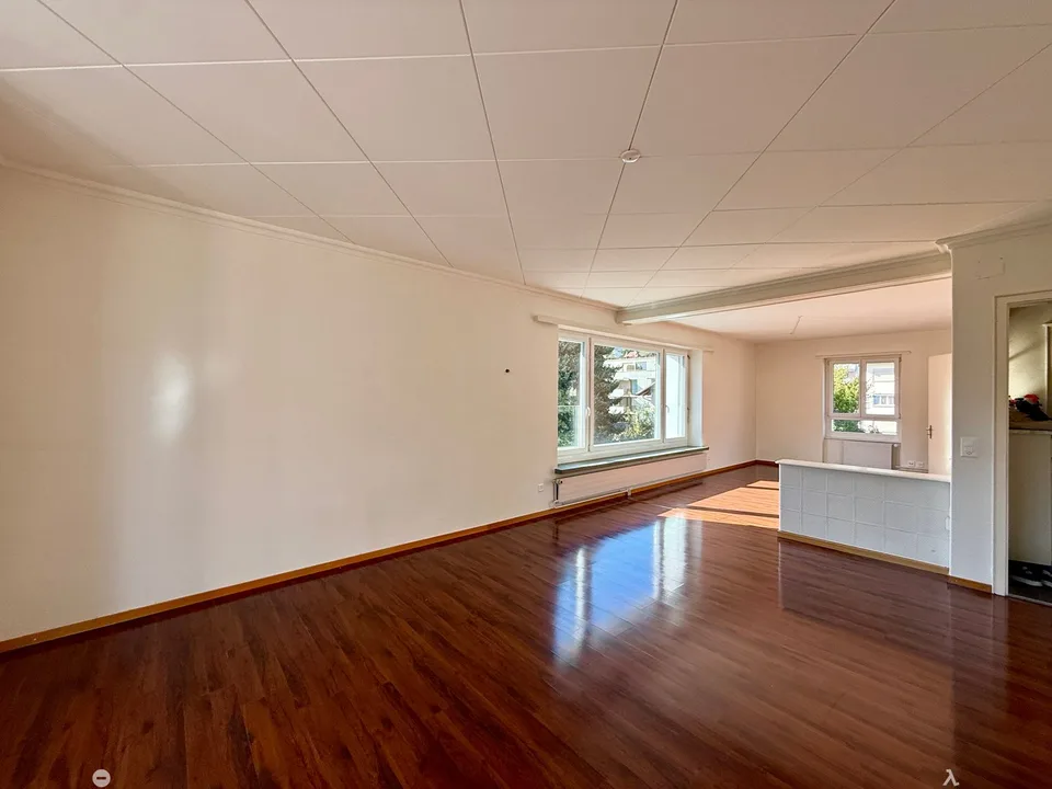 Grosszügige 2.5-Zimmer-Wohnung mit 100 m² und Wintergarten-Charakter – Foto 3 von 9