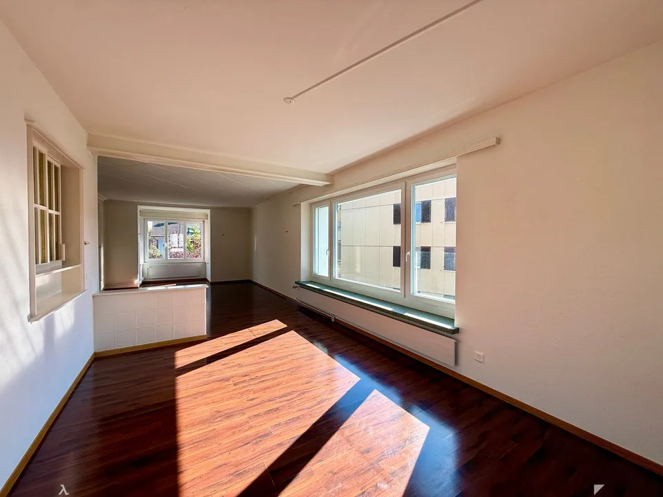 Grosszügige 2.5-Zimmer-Wohnung mit 100 m² und Wintergarten-Charakter – Foto 4 von 9