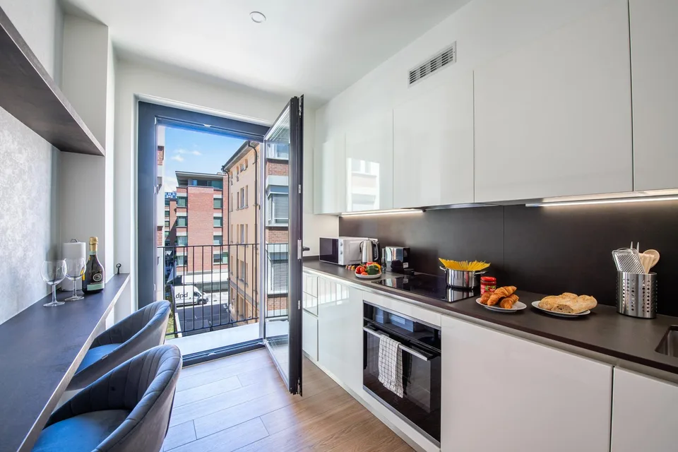 Location flexible à partir de 1 mois — Appartement meublé de 3,5 pièces avec 2 salles de bain et balcon à Lugano – photo 3 sur 17