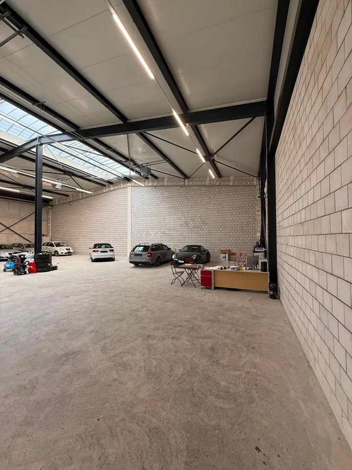 Hall commerciale moderne de 408 m² – photo 2 sur 6