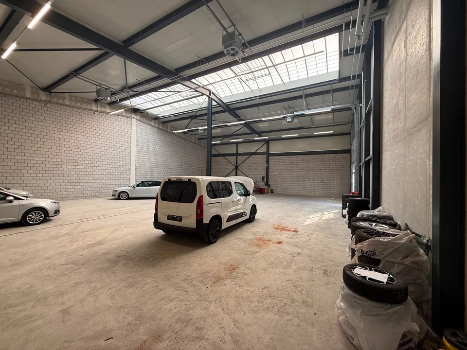 Hall commerciale moderne de 408 m² – photo 3 sur 6