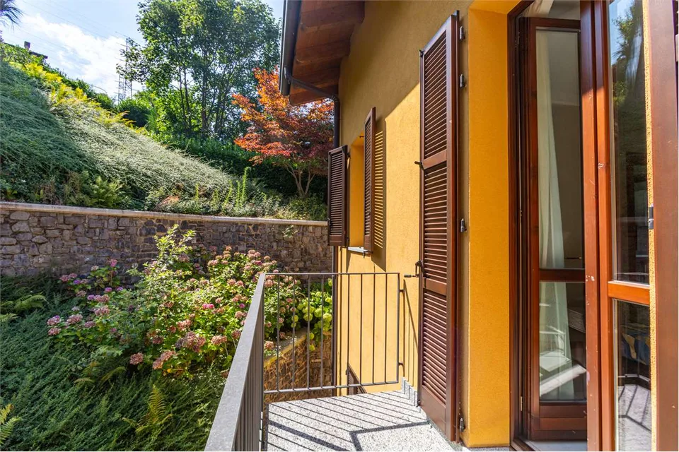 Immobilieneinheit mit überdachter Terrasse und Seeblick – Foto 11 von 13