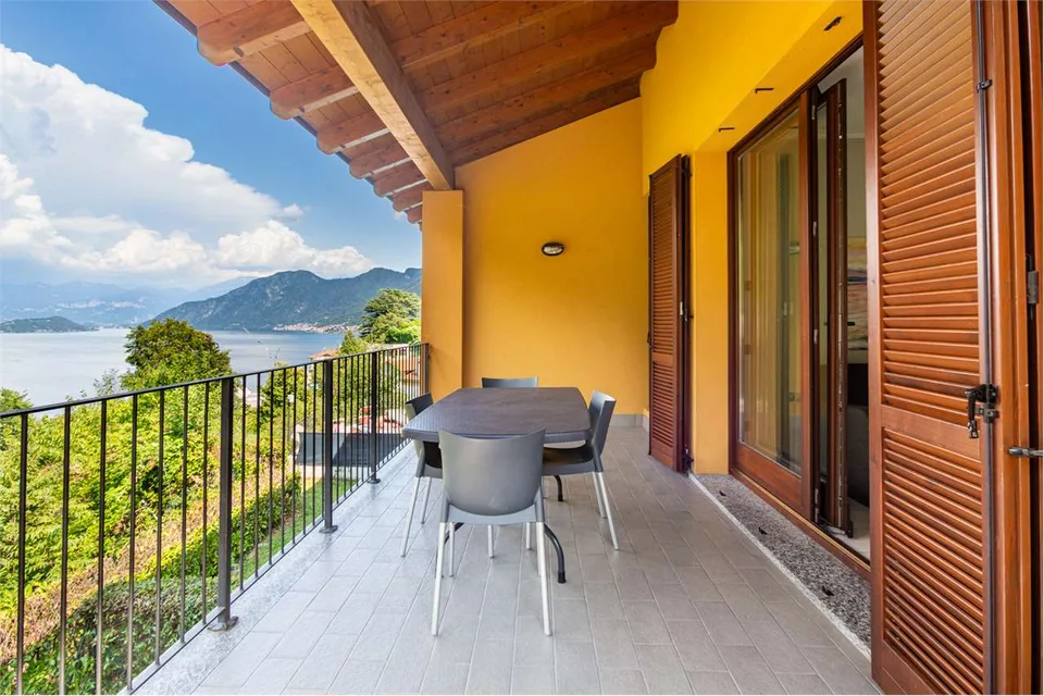 Immobilieneinheit mit überdachter Terrasse und Seeblick – Foto 8 von 13