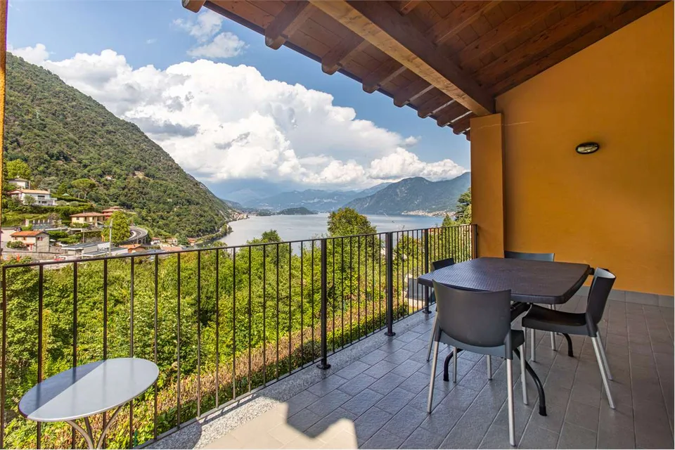 Immobilieneinheit mit überdachter Terrasse und Seeblick – Foto 2 von 13