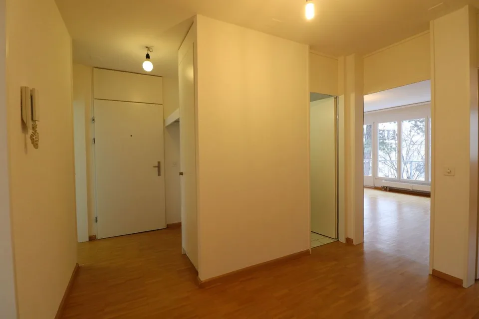 Nähe Gartenbad Eglisee und Lange Erlen - gemütliche 4-Zimmerwohnung im 1.OG – Foto 2 von 13