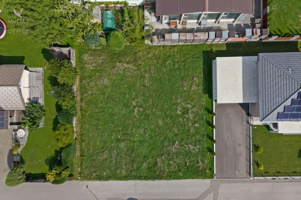 Parcelle de terrain à bâtir attractive avec 700 m2 dans un quartier résidentiel calme – photo 7 sur 13