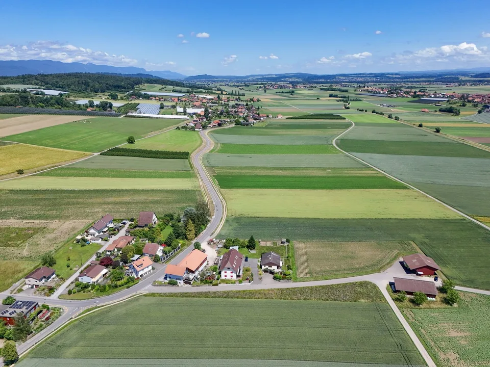 Ancienne ferme avec grand terrain à Täuffelen – grand potentiel pour créer quelque chose de nouveau – photo 14 sur 15