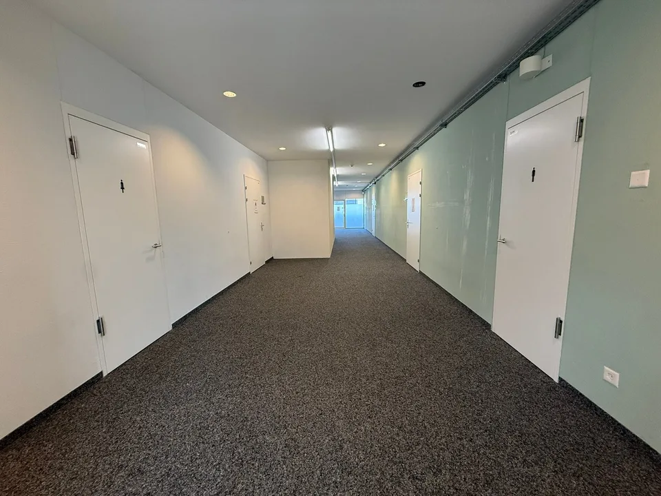 Espace commercial/bureaux spacieux dans un emplacement central à Pfäffikon SZ – photo 2 sur 15