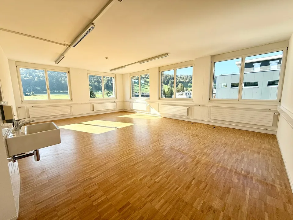 Espace commercial/bureaux spacieux dans un emplacement central à Pfäffikon SZ – photo 3 sur 15