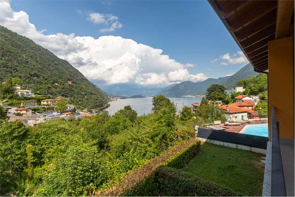 Immobilie mit überdachter Terrasse und Seeblick – Foto 2 von 13