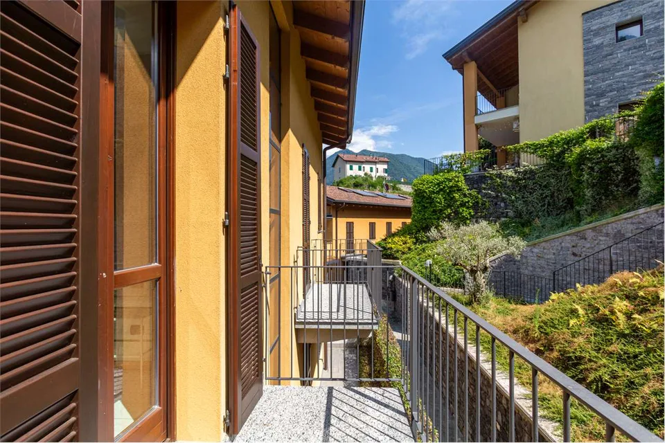 Immobilie mit überdachter Terrasse und Seeblick – Foto 9 von 13