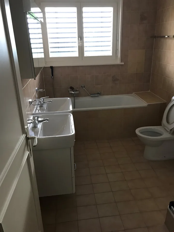 GERÄUMIGES 4.5-ZIMMER-WOHNUNG MIT TERRASSE IN IDEALER LAGE IN CH-CONTHEY / MALOC-IMMO – Foto 11 von 12