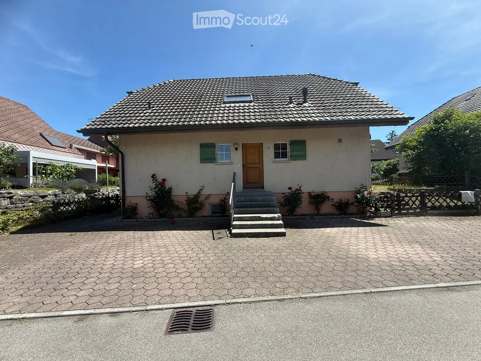 Casa familiare affascinante di 5,5 locali a Schwadernau – disponibile immediatamente! – foto 2 di 30