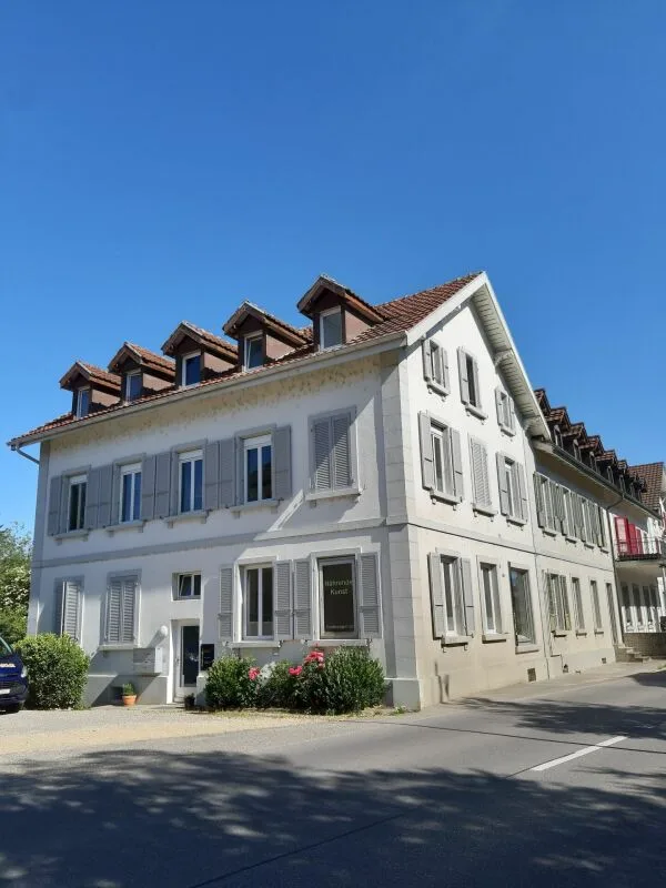 Moderne 3.5 Zimmer Wohnung mit Ankleideraum – Foto 2 von 9
