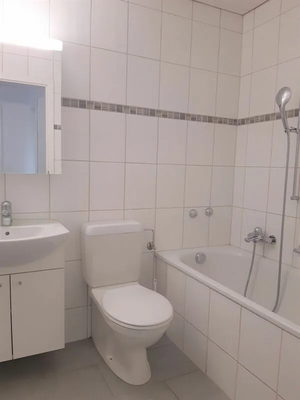 Moderne 3.5 Zimmer Wohnung mit Ankleideraum – Foto 8 von 9