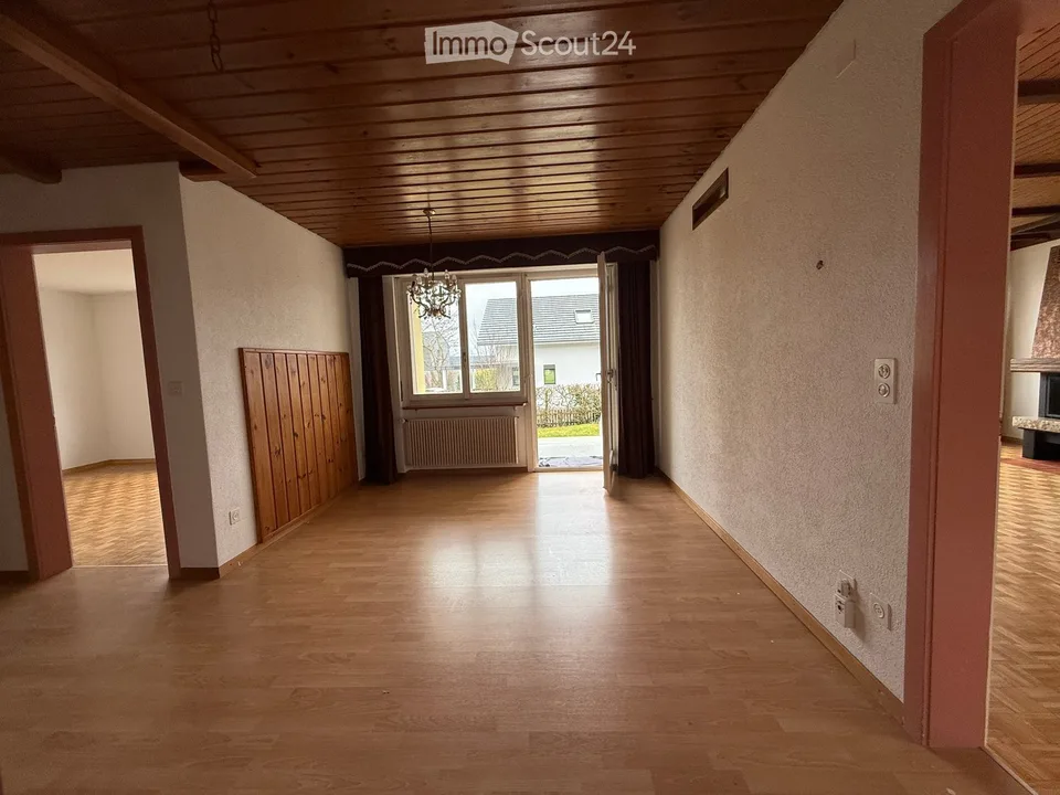 Casa familiare affascinante di 5,5 locali con 948 m2 compreso giardino a Schwadernau - disponibile immediatamente – foto 5 di 30