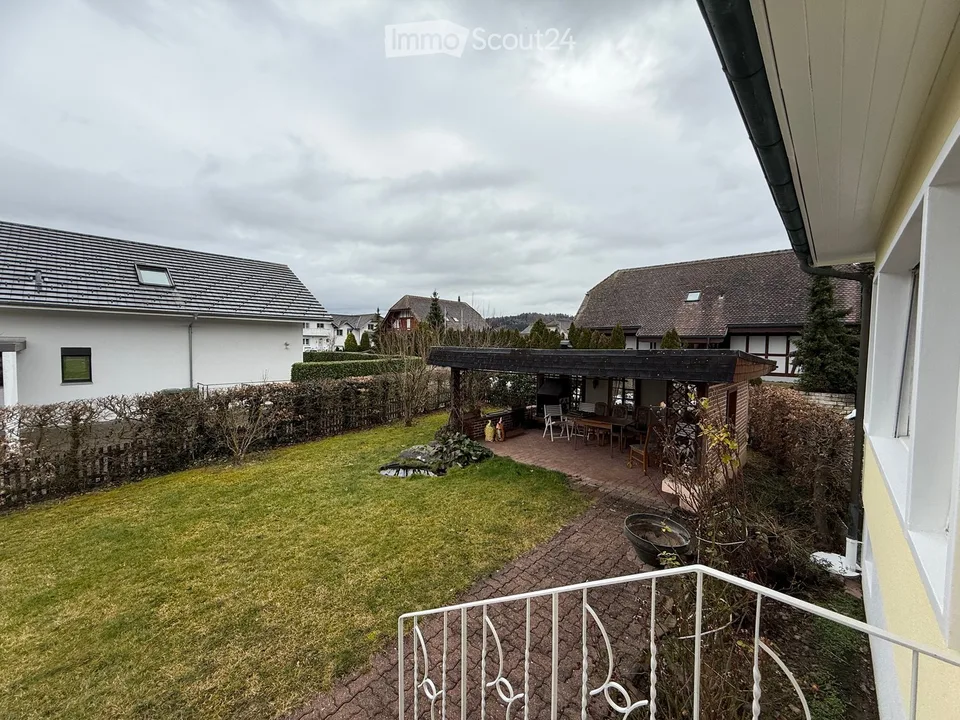 Casa familiare affascinante di 5,5 locali con 948 m2 compreso giardino a Schwadernau - disponibile immediatamente – foto 28 di 30
