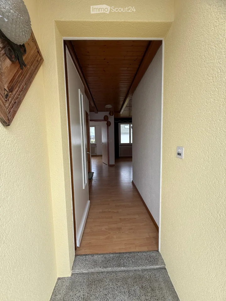Casa familiare affascinante di 5,5 locali con 948 m2 compreso giardino a Schwadernau - disponibile immediatamente – foto 3 di 30