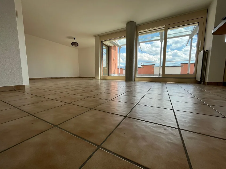 Attique rénové de 4,5 pièces au 3ème étage - vue 360° – photo 3 sur 13