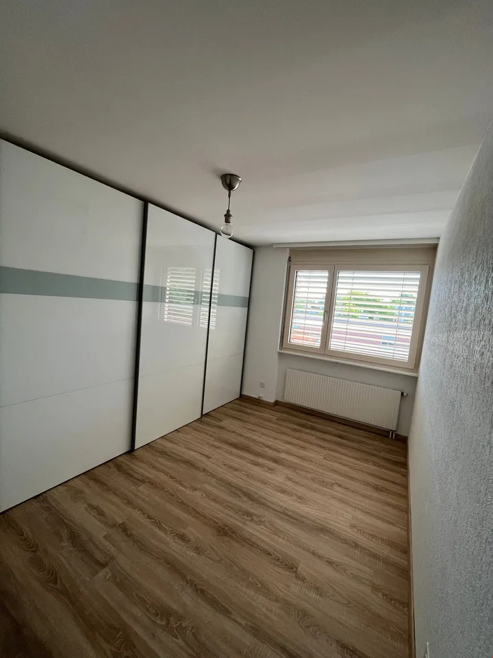 Attique rénové de 4,5 pièces au 3ème étage - vue 360° – photo 10 sur 13