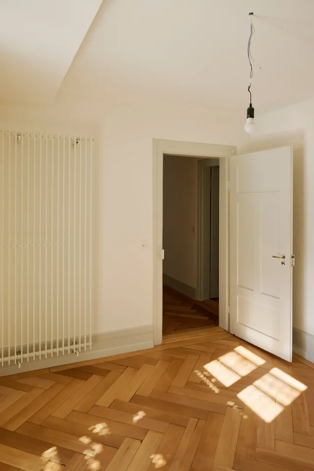 Charmant appartement 3 pièces avec balcon à Zürich-Wiedikon – fraîchement rénové – photo 9 sur 12