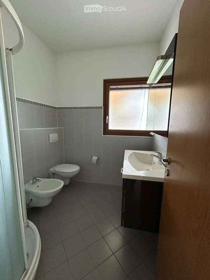 Arzo, Helles 2.5-Zimmer-Wohnung mit Garten und Parkplatz inklusive – Foto 4 von 5