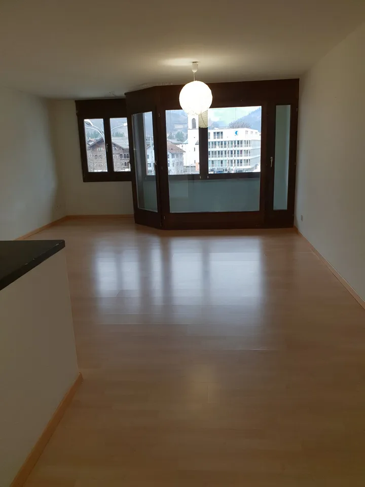 Helle 3-Zimmer-Wohnung mit Balkon im Zentrum von Ilanz – Foto 3 von 6
