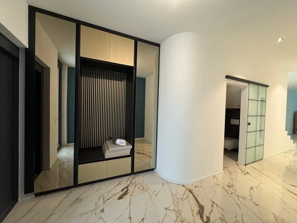 Camera in un appartamento condiviso con terrazza & whirlpool – Brugg – foto 13 di 22