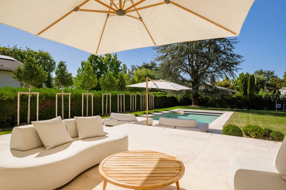 Co-esclusività – Cologny, villa ristrutturata 362 m², piscina, senza vista sul vicino – foto 2 di 15