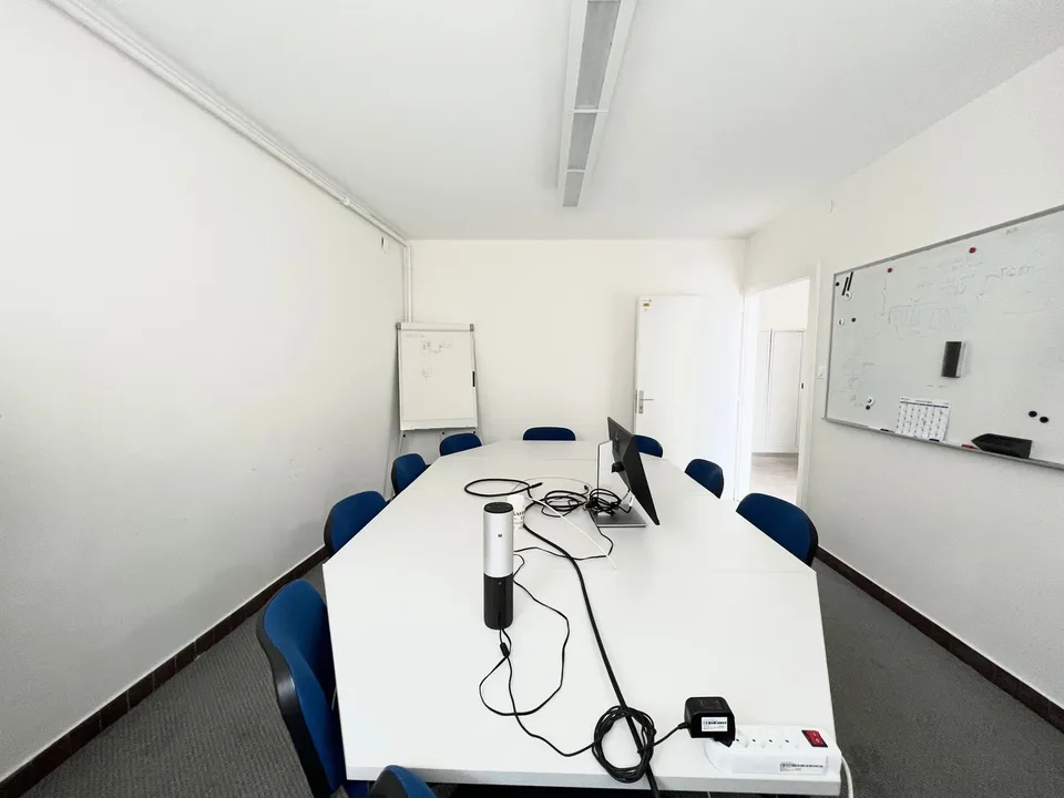Geräumige Büros auf 2 Etagen in der Nähe von Einrichtungen – Foto 3 von 15