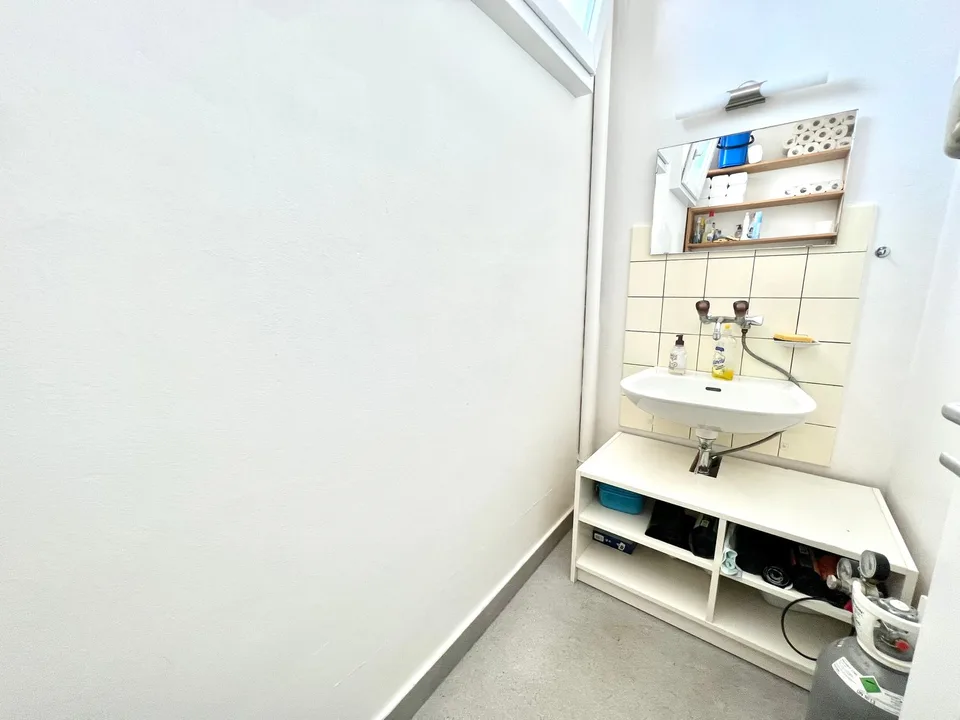 Geräumige Büros auf 2 Etagen in der Nähe von Einrichtungen – Foto 11 von 15