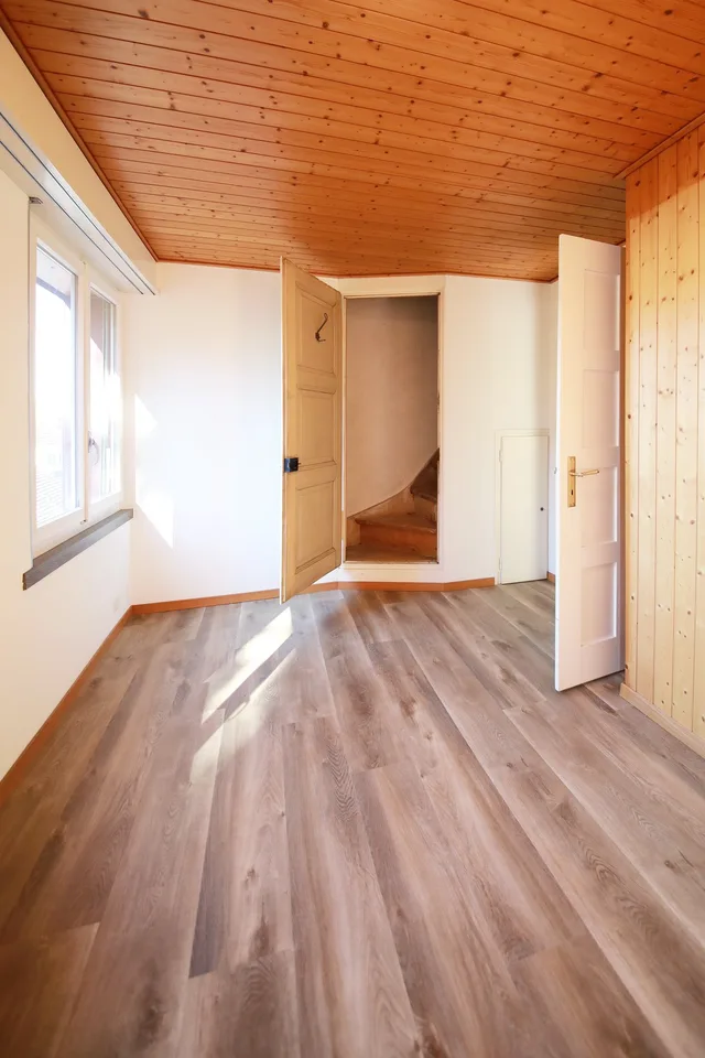 Charmantes 5 1/2-Zimmer-Einfamilienhaus mit idyllischem Garten von 650 m2 – Foto 13 von 18