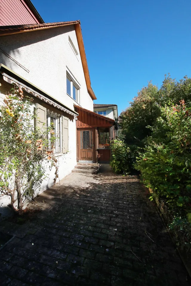 Charmantes 5 1/2-Zimmer-Einfamilienhaus mit idyllischem Garten von 650 m2 – Foto 2 von 18