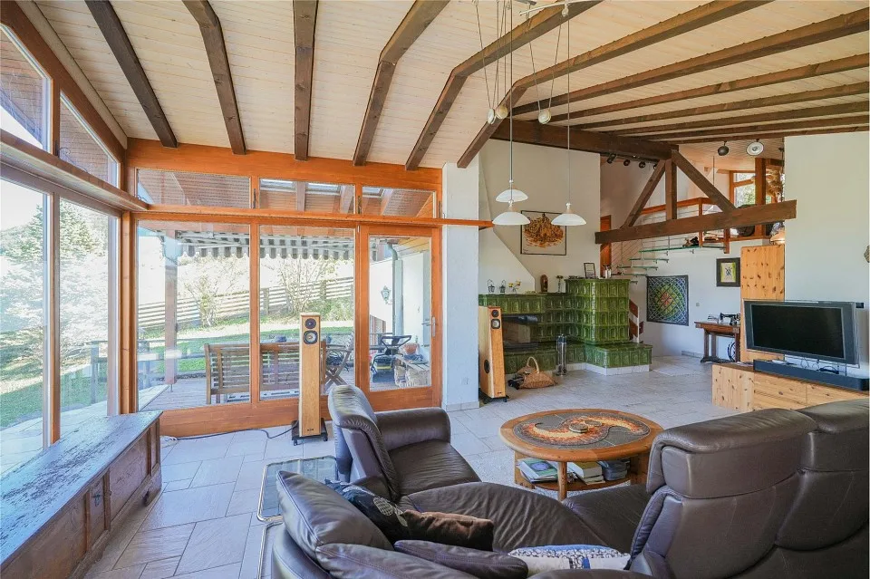 Habiter calmement au bord de la zone de construction : maison unifamiliale de 7,5 pièces avec 3 garages – photo 10 sur 13