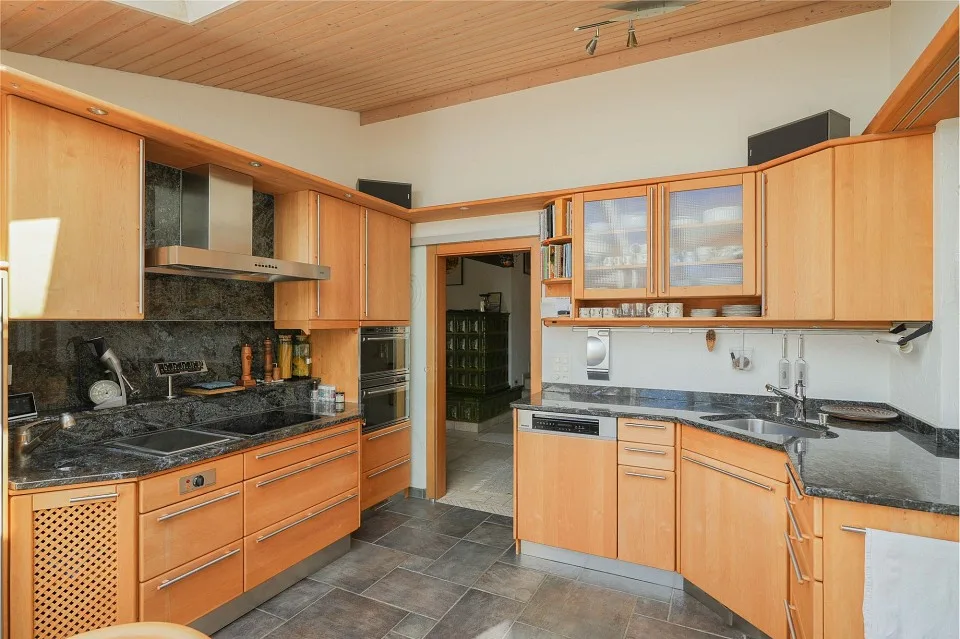 Habiter calmement au bord de la zone de construction : maison unifamiliale de 7,5 pièces avec 3 garages – photo 6 sur 13