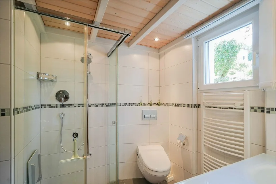 Habiter calmement au bord de la zone de construction : maison unifamiliale de 7,5 pièces avec 3 garages – photo 7 sur 13