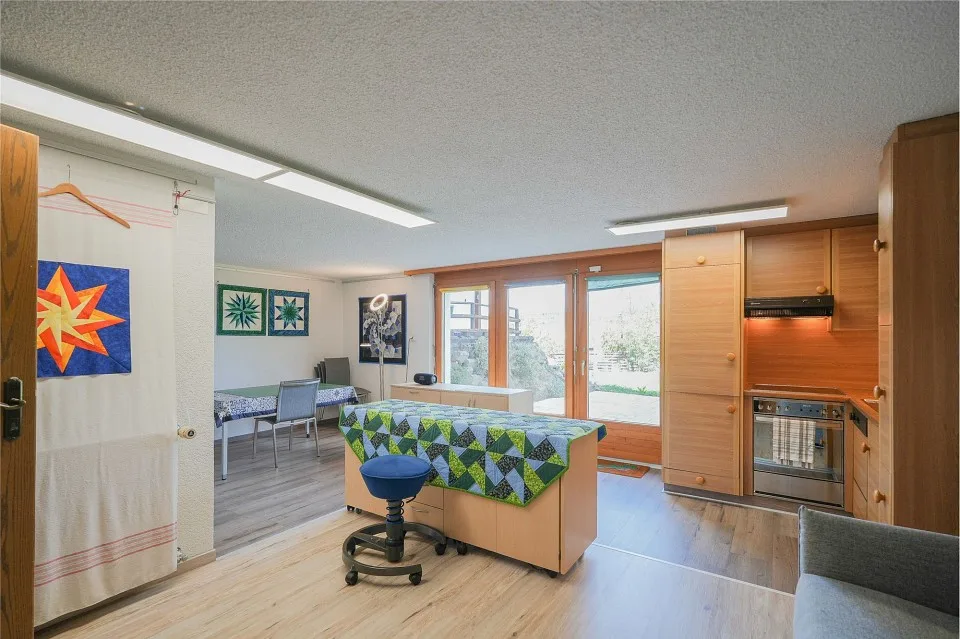 Habiter calmement au bord de la zone de construction : maison unifamiliale de 7,5 pièces avec 3 garages – photo 11 sur 13